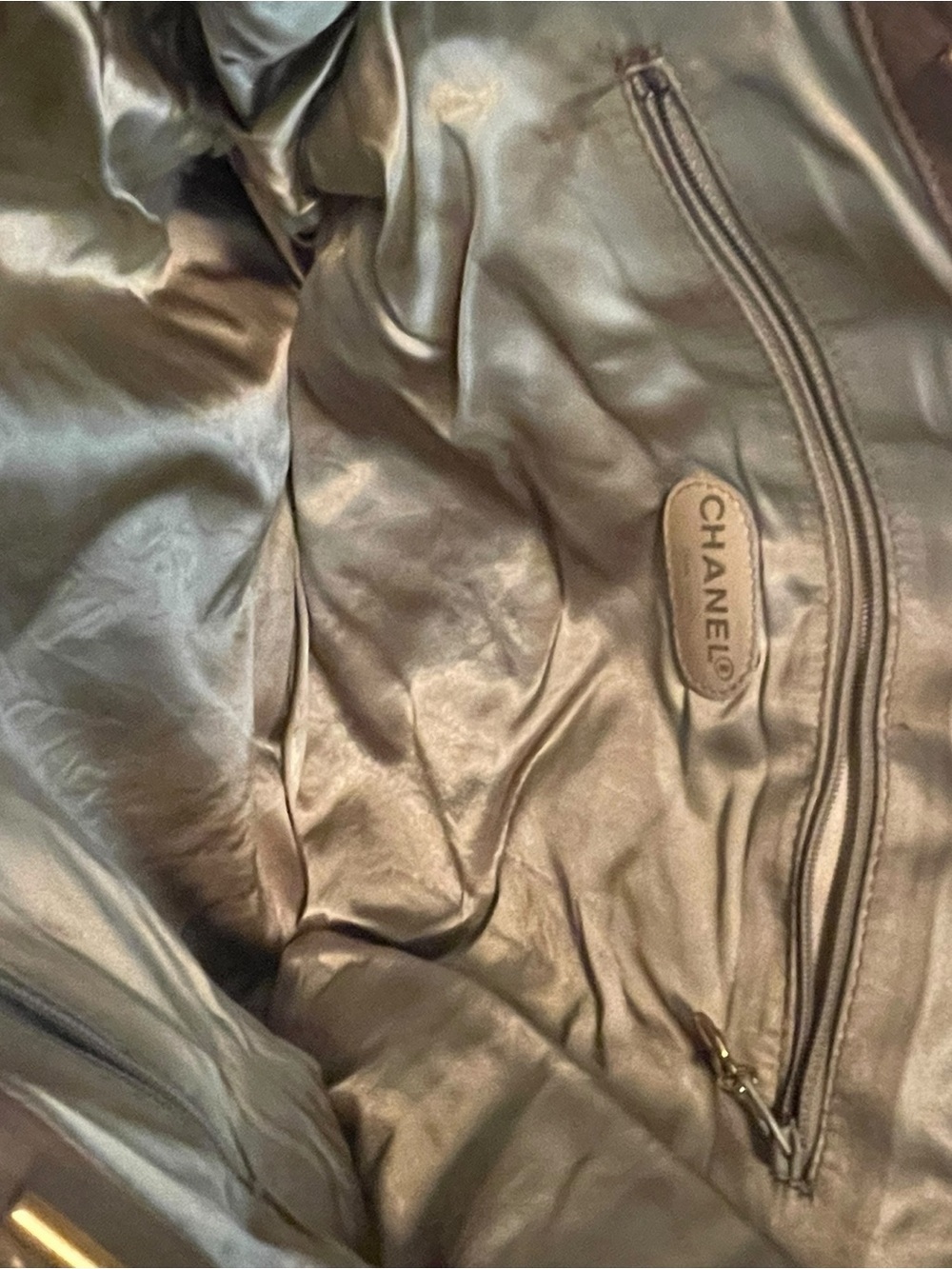 CHANEL Beige Leather Shoulder Bag with Interlocking CC - Picture 8 of 12